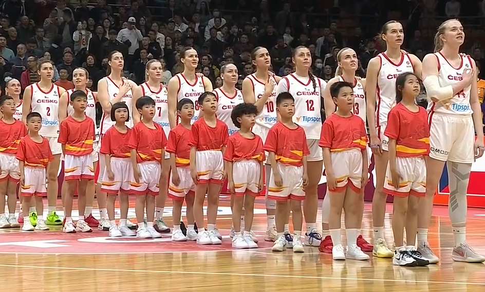 中国女篮10分险胜！直通世界杯，产生3个不可思议，宫鲁鸣遭质疑